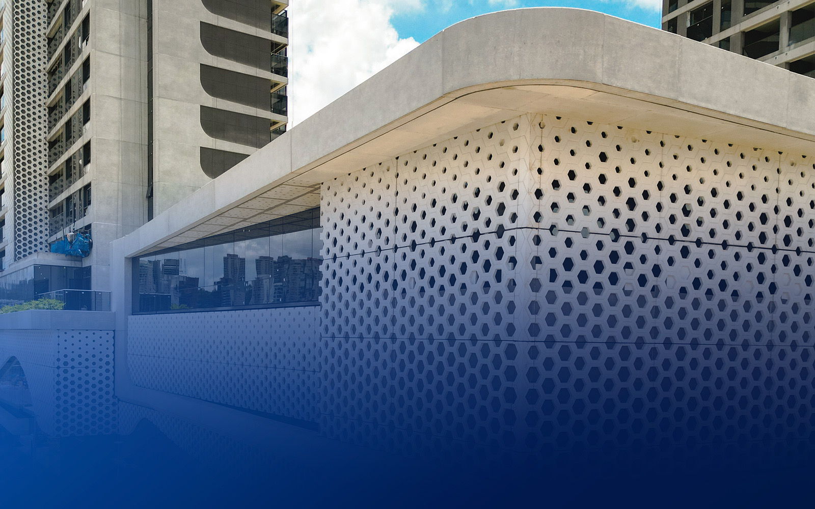 Fachada de edifício com painéis perfurados em favo, exemplo de arquitetura industrializada
