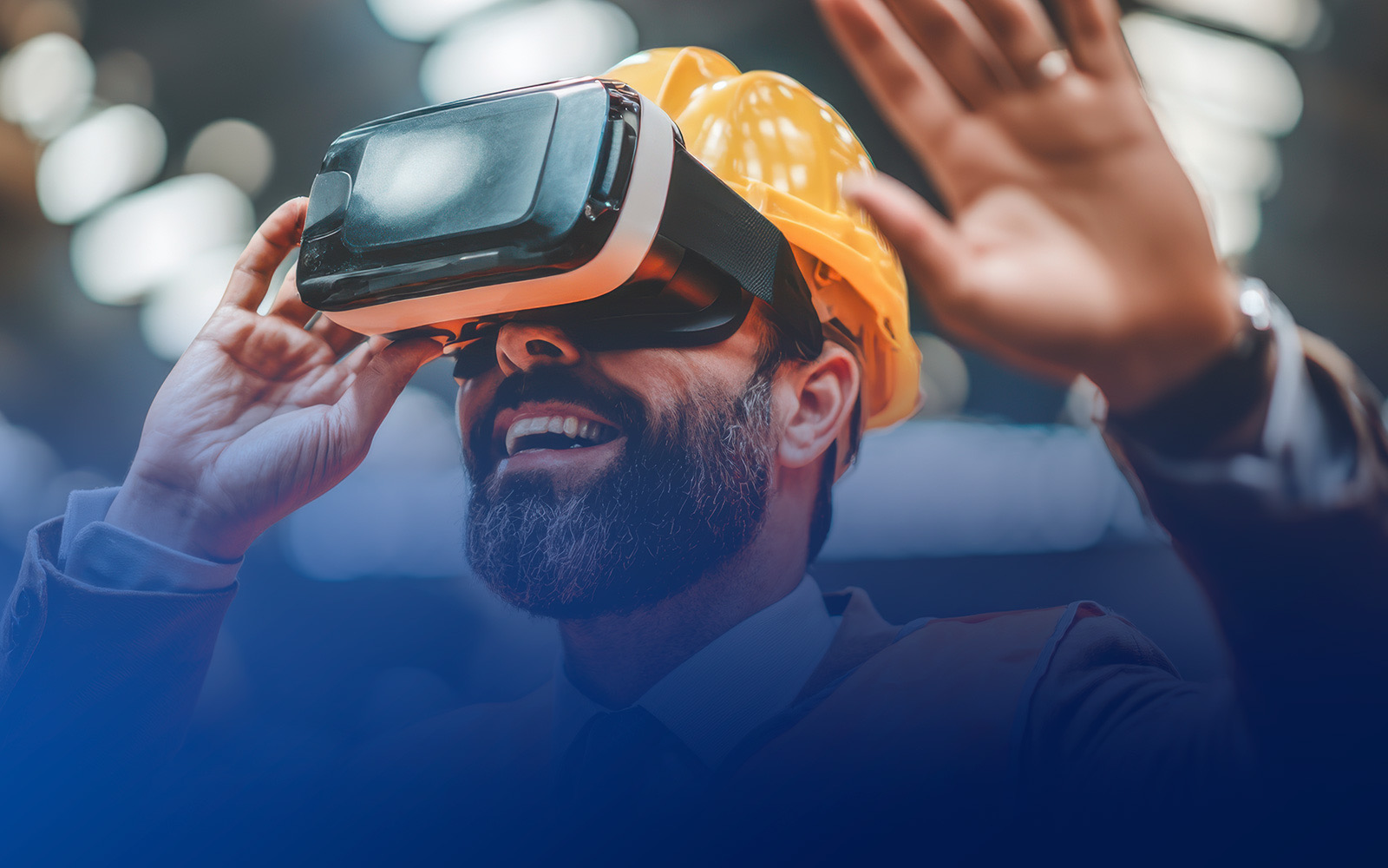 Profissional de capacete usando óculos de realidade virtual